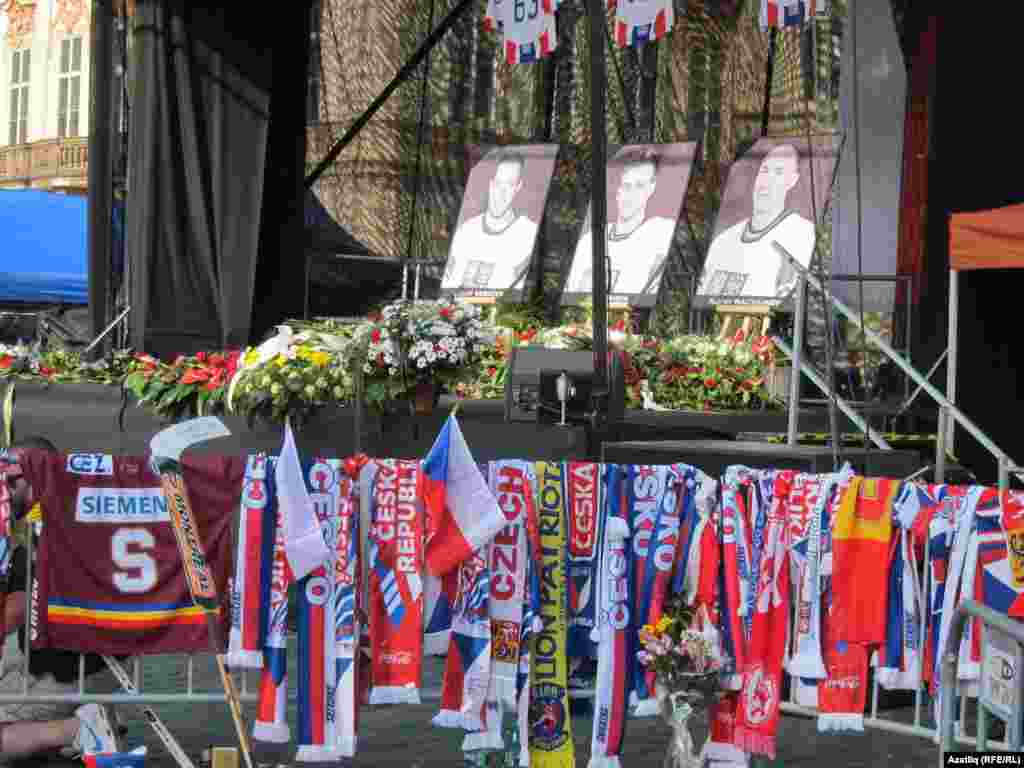 Русиянең "Локомотив" (Ярославль) такымында уйнаган Йозеф Вашичек, Ян Марек, Карел Рахунек белән хушлашырга 11 сентябрь Праганың Искешәһәр мәйданына меңнәрчә кеше килде.