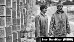 کارگران کارخانه سیمان، عکس تزئینی است