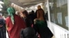 Orsýetiň Aşgabatdaky ilçihanasynyň öňünde uly nobatlar saklanýar 