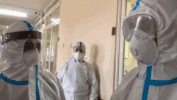 Armenia -- Health Minister Arsen Torosian (R) visits the intensive care unit of Surp Grigor Lusavorich hospital, Yerevan, May 10, 2020.