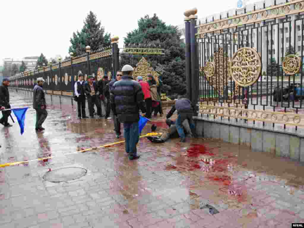 Бішкектегі президент сарайының алдындағы қақтығыс. 7 сәуір 2010 жыл.
