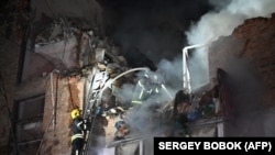 Рятувальники гасять пожежу в житловому будинку, зруйнованому внаслідок російського ракетного обстрілу в Харкові, Україна, 31 травня 2024 року. Фото ілюстративне