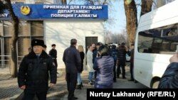 Азаматтық белсенді Дулат Ағаділ Нұр-Сұлтандағы тергеу абақтысында жұмбақ жағдайда қаза болғаннан кейін Алматы полиция департаменті алдына наразылық білдіріп жиналған адамдар. 25 ақпан 2020 жыл. Көрнекі сурет.