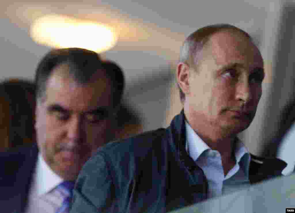 Эмомали Рахмону тоже есть отчего потупить взгляд за спиной Путина: глава Таджикистана, правящий страной с 1992 года, теперь уступает российскому лидеру в своем рейтинге — на президентских выборах 2013 года Рахмон набрал всего 83,92 процента голосов.