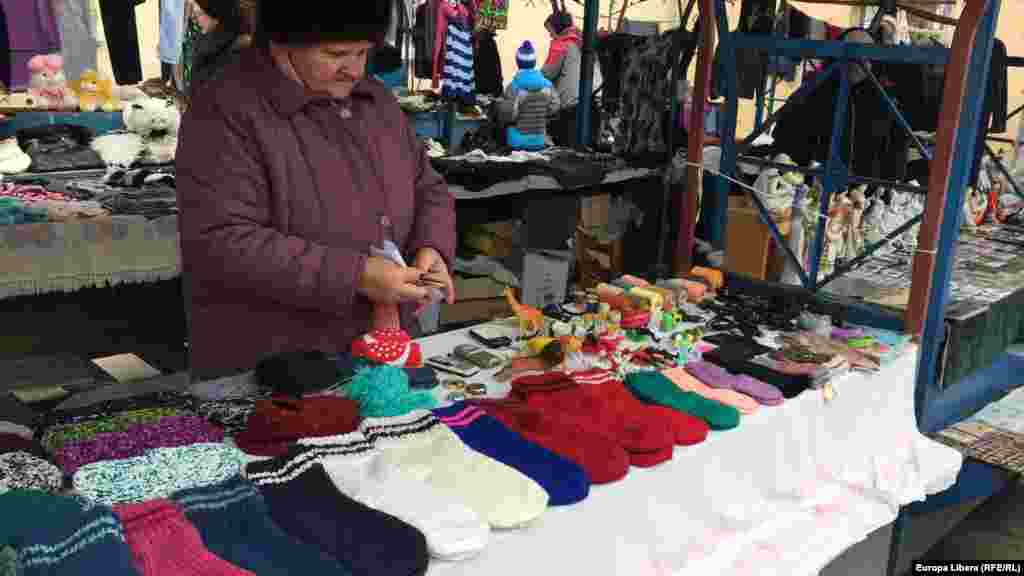 Бабушки продают вязаные шерстяные носки 