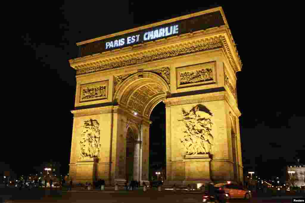 Poruka na Trijumfalnoj kapiji "Pariz je Charlie".