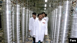 محمود احمدی نژاددر حال بازدید از تاسیسات نطنز در سال ۱۳۸۷.