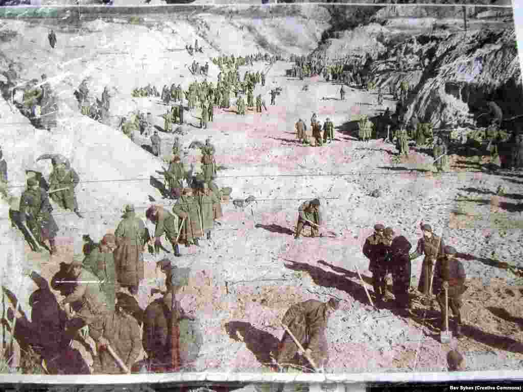 Советские военнопленные в овраге - уже после массового убийства евреев. Нацисты продолжали использовать Бабий Яр как место убийства советских военных, цыган и других "нежелательных элементов". 