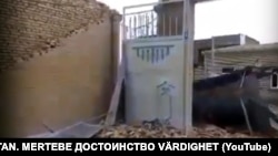 Разрушенное ураганом строение в восточной части Туркменистана.