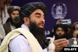 "Talybanyň" metbugat sözçüsi Zabihullah Mujahid 17-nji awgustda Kabul geçiren metbugat ýygnagynda çykyş edýär.