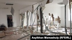 Жұмысшылар Ұлттық баспасөз клубы ғимаратының ішкі қабырғаларын бұзып жатыр. Алматы, 23 тамыз 2016 жыл.