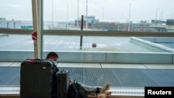Putnik na aerodromu u Njujorku tokom prazničnog otkazivanja letova, 24. decembar 2021.