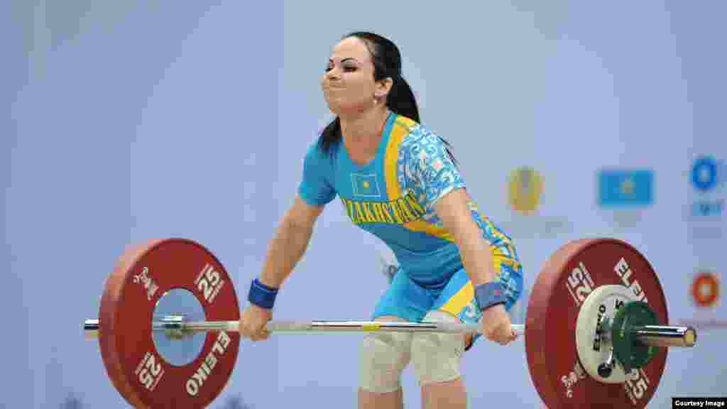 Азия ойындарында 49 килограмм салмақ дәрежесінде чемпион атанған қазақстандық Маргарита Елисеева Алматыдағы әлем чемпионатында алғашқы берген тапсырысын (82 килограмм) көтере алмады. Алматы, 9 қараша 2014 жыл. (Сурет әлем чемпионаты ұйымдастыру комитетінен алынды) . 