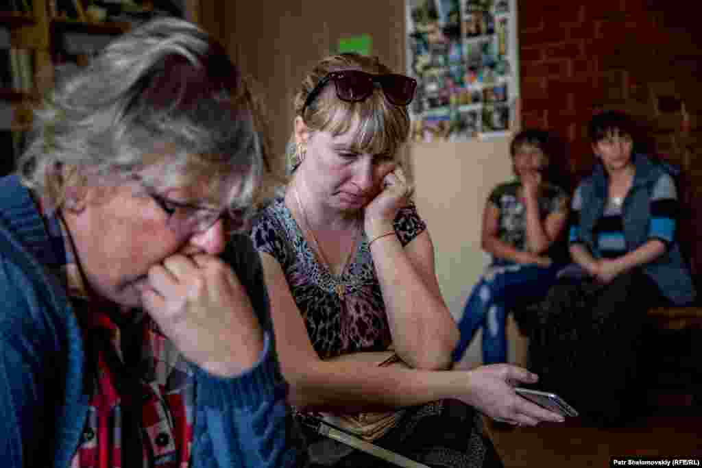 Родители обсуждают, как дать образование детям после того, как школа на острове закрылась. 