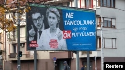 Ursula von der Leyen Alex Soros társaságában a magyar kormány új plakátján. Fotó: Szabó Bernadett / Reuters