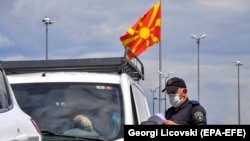 Архивска фотографија- македонски полицаец на граничниот премин Табановце