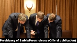 Aleksandar Vucic alături de Sinica Mali și Marko Djuric examinează acordul pe care urmează să-l semneze