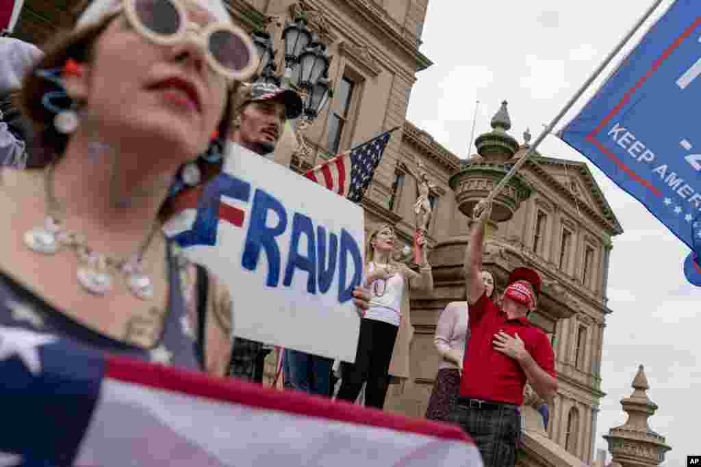 Приврзаници на Трамп ја пеат Националната химна додека протестираат против резултатите од претседателските избори во Лансинг, Мичиген, 8 ноември 2020 година.