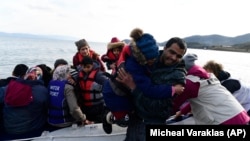 Migranti se iskrcavaju na grčko ostrvo Lezbos nakon što su prešli Egejsko more iz Turske, 28. februar 2020.