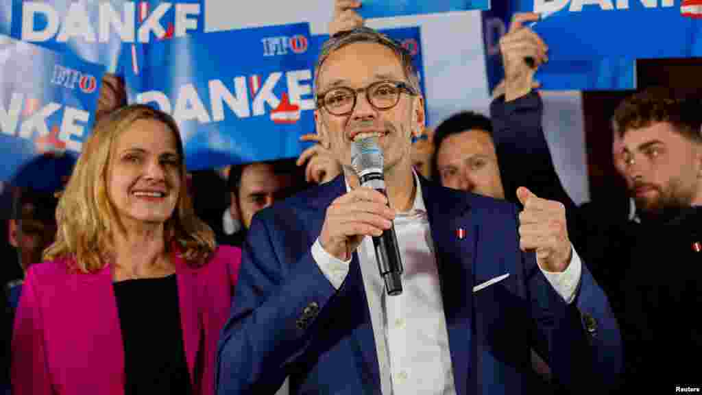 Herbert Kickl, az Osztrák Szabadságpárt (FPÖ) vezetője beszél Bécsben 2024. szeptember 29-én. A szélsőjobboldali FPÖ nyerte a parlamenti választásokat Ausztriában