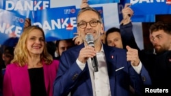 Azatlyk Partiýasynyň lideri Herbert Kikl 29-njy sentýabrda Wenada goldawçylaryna ýüzlenýär.