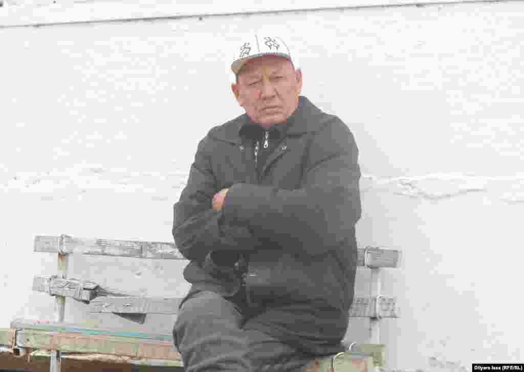 Үйінің жанында отырған Бағыс ауылының ақсақалы. Тұрғындардың сөзіне қарағанда, мұндағы халықтың 60 пайыздайының тұрмысы төмен. Жұрттың 10 пайызы ғана (мектеп, амбулатория – ред.) жұмыс істейді. Көп азаматтар жазда қалада жұмыс істеп келеді де, қыста тапқанын азық етеді. Тұрғындар ауыл жұрты арасында қыстық көмірін ала алмай, қиналып отырғандар бар екенін айтты.