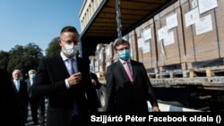 Szijjártó Péter magyar és Dmitro Kuleba ukrán külügyminiszter, 2020. szeptember 23-án Ungváron átadja a magyar állam által Kárpátaljának ajándékozott lélegeztetőgépeket.
