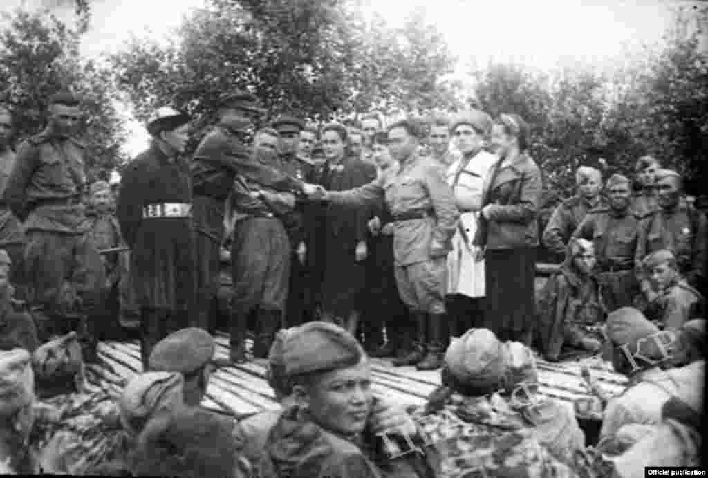 Артисты выступают на фронтах отечественной войны. В центре артист А.Боталиев. 1943 год. 