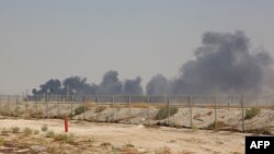 دود ناشی از آتش‌سوزی در تأسیسات نفتی آرامکو در ۶۰ کیلومتری جنوب غربی ظهران عربستان پس از حمله پهپادی حوثی‌های یمن