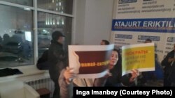 Демпартия құруды көздейтін топтың жиынына келген әйелдер қолдарына плакат ұстап тұр. Нұр-Сұлтан, 24 қараша 2019 жыл.