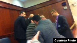 Претседателот на ЗНМ, Насер Селани, избркан од Собраниската галерија за време на седницата за носење на буџетот за 2013-та.