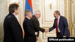 Վարչապետի պաշտոնակատար Նիկոլ Փաշինյանը ողջունում է Մինսկի խմբի համանախագահներին, 29-ը հոկտեմբերի, 2018թ․ 