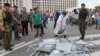 Orsýetçi separatistler saýlaw uçastogyndan alnan saýlaw gapyjaklaryny döwýärler. Donetsk, 23-nji maý, 2014