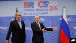 Presidenti rus, Vladimir Putin, gjatë një takimi me homologun e tij iranian, Masud Pezeshkian, në margjinat e samitit të BRICS në Kazan, Rusi, më 23 tetor.