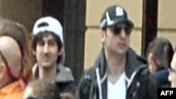 Это изображение взято из видеоматериалов ФБР. Видны "Подозреваемый №2" (слева) и "Подозреваемый №1" (справа) в толпе перед взрывом на Бостонском марафоне.