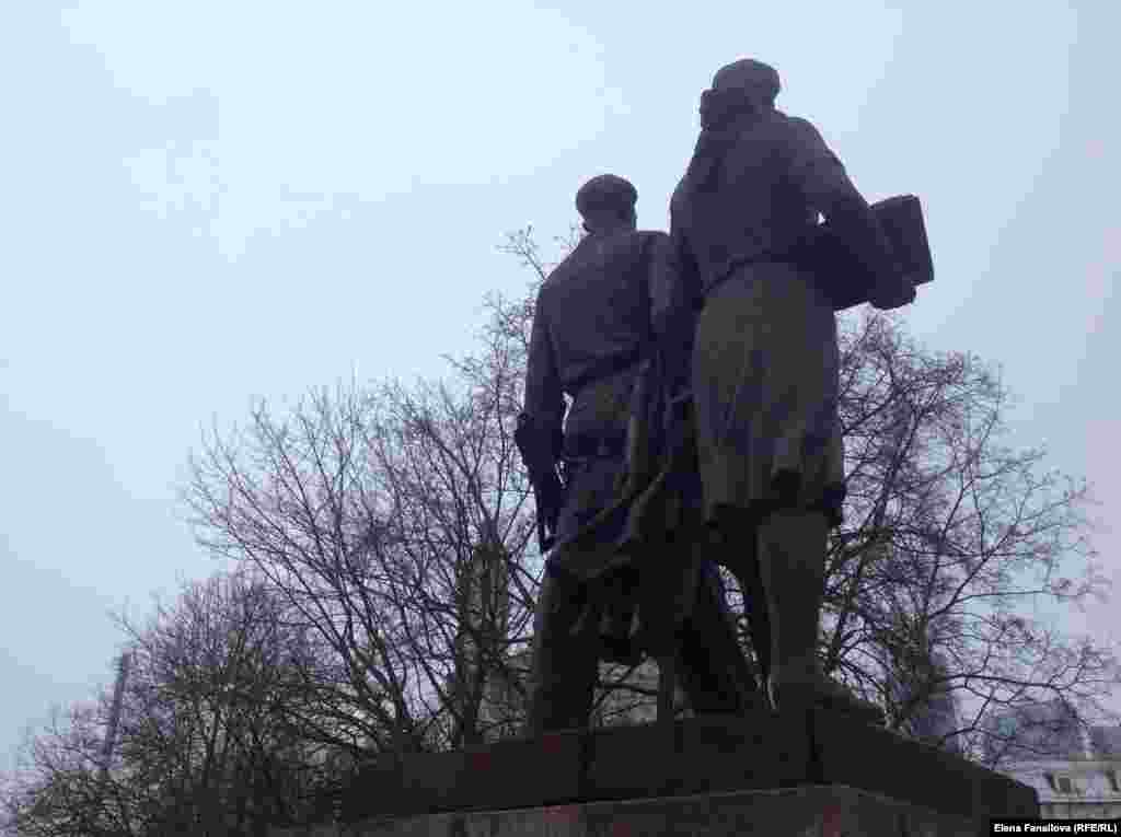 "Учащаяся молодежь". Вид с тыльной стороны.