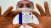 Medicinska sestra drži komplet dozu vakcine Sputnjik Ve koju je Srbija od Rusije već poručila (4. decembar)
