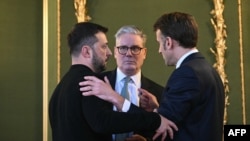 (зліва направо) Президент України Володимир Зеленський, прем’єр-міністр Великої Британії Кейр Стармер і президент Франції Еммануель Макрон обіймаються після зустрічі під час саміту в Лондоні, 2 березня 2025 року