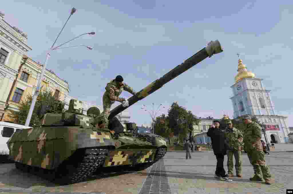 Подготовка экспонатов. На фото украинский танк Т-84 "Оплот".