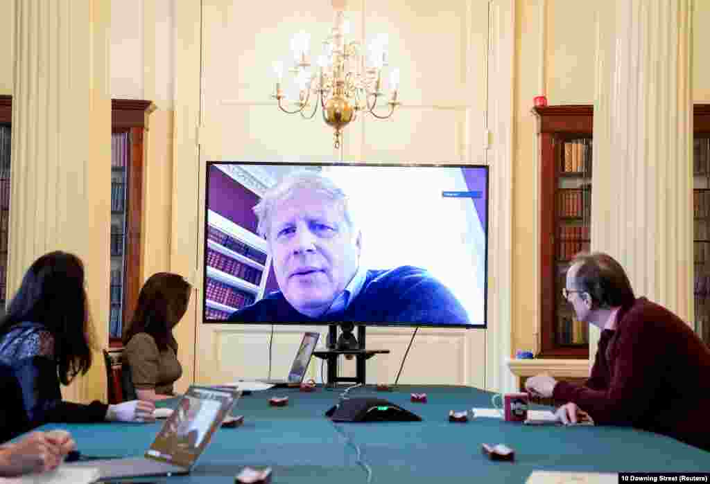 ВЕЛИКА БРИТАНИЈА - Британскиот премиер Борис Џонсон ја помина ноќта на интензивна нега во една централна лондонска болница, откако се влошија неговите симптоми на коронавирусот. Даунинг стрит објави дека Џонсон бил пренесен по совет на неговиот медицински тим и му била укажана „одлична грижа