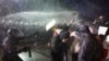 Oficerët e policisë përdorin sprej piper mbi demonstruesit gjatë një proteste në ditën kur kryetari i bashkisë së Stambollit, Ekrem Imamoglu, u burgos si pjesë e një hetimi për korrupsion.