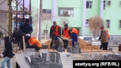 Gazagystanda takmynan 80 müň sany täjik migrantynyň ýaşaýandygy aýdylýar. Olaryň aglaba bölegi bazarlarda we gurluşyk meýdanlarynda işleýärler.