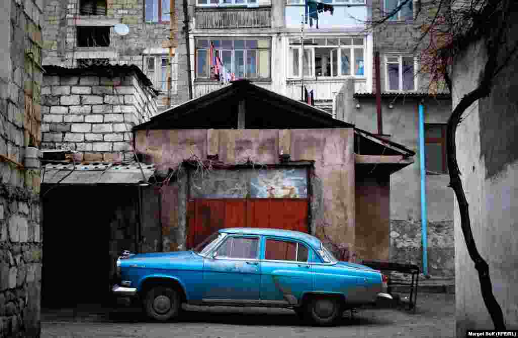 O Volgă sovietică parcată pe o stradă la Stepanakert