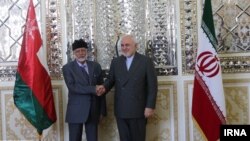 یوسف بن علوی، وزیر خارجه عمان، در یکی از سفرهایش به تهران و دیدار با همتای ایرانیاش، محمدجواد ظریف