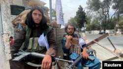 Talibani la unul dintre punctele de control din Kabul, Afganistan