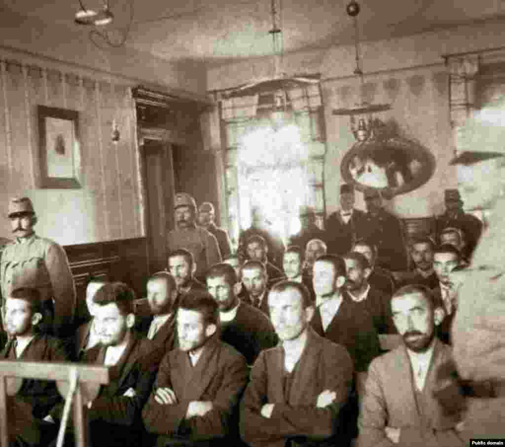 Һөҗүм итүчеләрне 1914 елның октябрендә Сараевода хөкем итү. Принцип беренче рәттә уртада утыра.