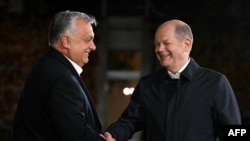 Orbán Viktor és Olaf Scholz kezet ráz: hogy miről beszéltek november 13-án, arról alig lehet tudni valamit