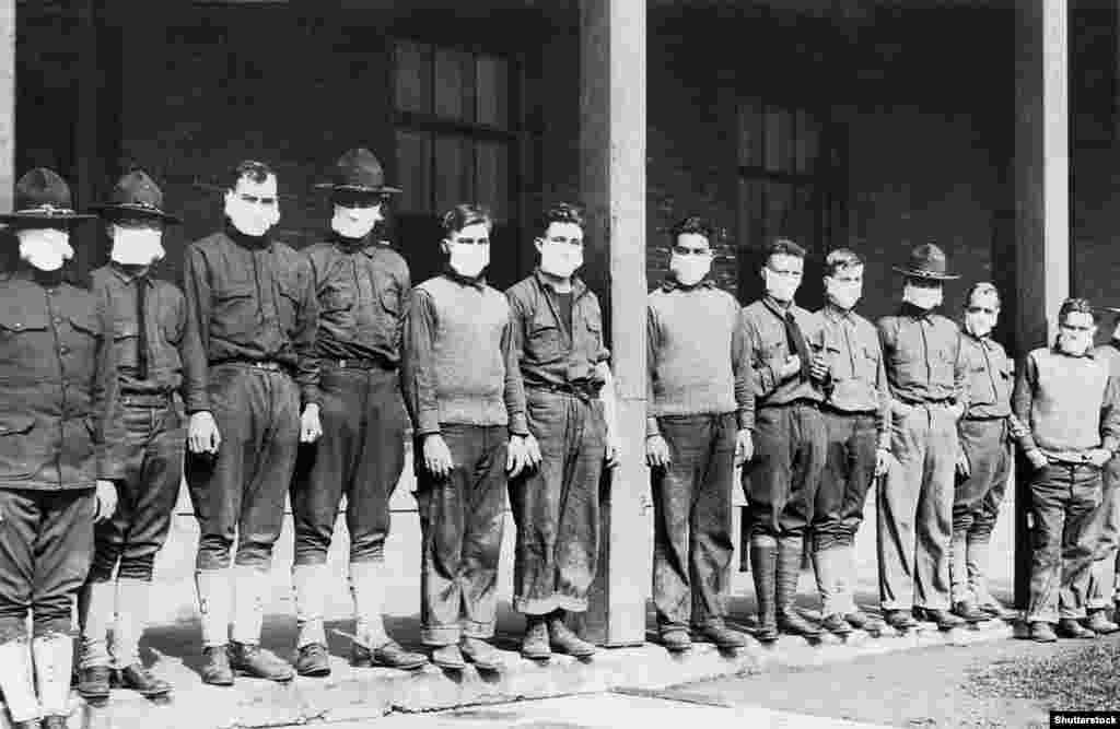 Asistenți medicali purtând măști pentru a se feri de virusul gripei într-un spital al armatei americane în 19 noiembrie 1918. 