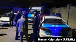 Алматыдағы атыс болған үйдің қасында тұрған полицейлер. 20 қыркүйек, 2021 жыл