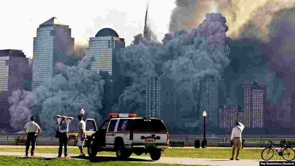 Bámészkodók és rendőrök figyelik, ahogy összeomlik a New York-i World Trade Center második tornya. Az elmúlt huszonhárom évben a New York-i tűzoltóság alkalmazottai közül ugyanannyian haltak meg a World Trade Centerrel kapcsolatos betegségekben, mint ahányan aznap a Ground Zerónál
